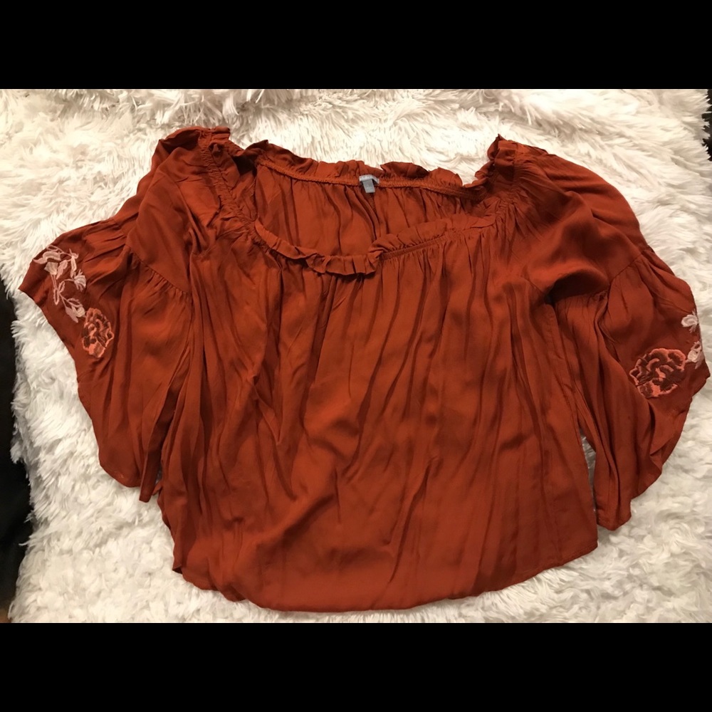 Flowey off the shoulder embroidered top